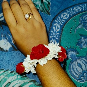 Women Hair Gajra With Rose Clip