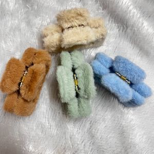 4 Korean Fur Clutcher