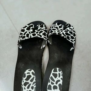 White And Black Flip Flopss(In Cash Only)