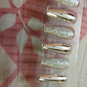 Glittery White 🤍 Artificial Nail Art