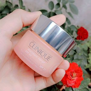 Clinique Moisture Surge SPF 25