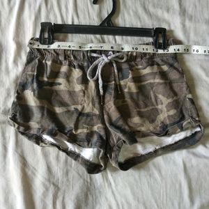 Combo Bershka Military  Shorts/Atmosphere Short