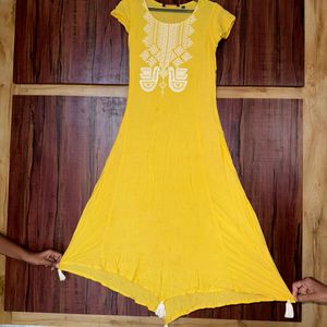 Yellow coloured cotton avaasa kurti.