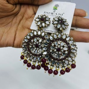 2 Pairs Of Beautiful Earrings In Red And Gree