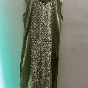 Green Sleevless Kurta With Straight pant