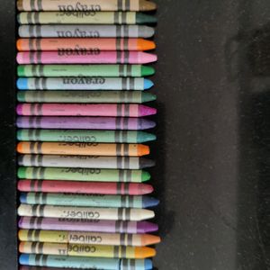 Crayons 25nos With Wooden Pen Stand to Organise