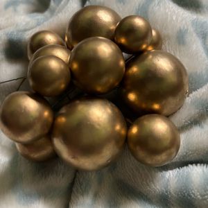 Cake Decorating Golden Balls