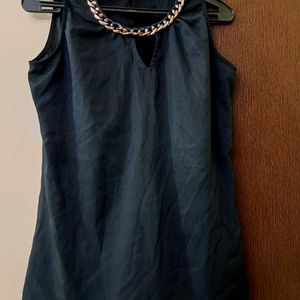 Trendy Black Top With Neckpiece