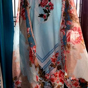 Pakistani Style Kurta Set With Embroidery