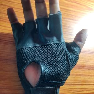 2 Sports Gloves For Enhanced Grip