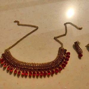 Beautiful Chocker With A Pair Of Earrings