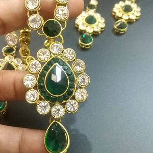 GREEN & WHITE ETHNIC KUNDAN STONE NECKLACE SET