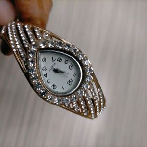 Rose Gold Bracelet Quartz Watch For Women Stylish