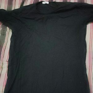 Black t-shirt for men and women