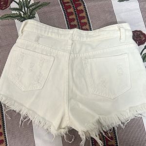 Creamy White Shorts 🩳