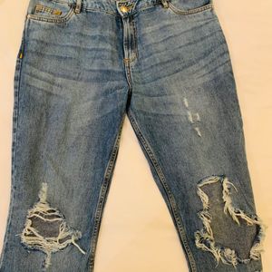 Ripped High Waist Blue Jeans With H&M T-shirt