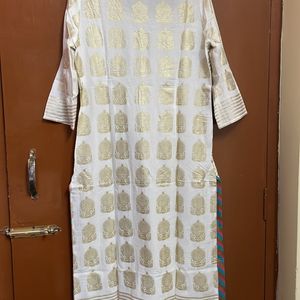 Off White Kurta With Golden Print And Roses