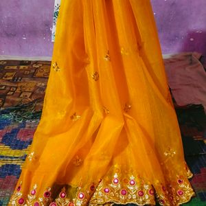 Haldiw Pehne Wali Saree