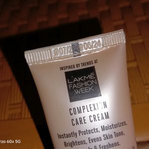 Lakme 9to5 (01-beige) Natural Glow Foundation