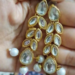 Jwellery Set With Earrings And Maang Tika