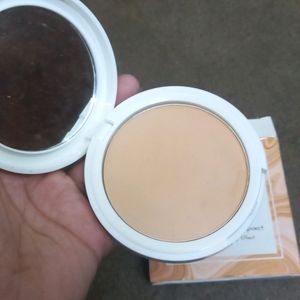 Myglamm LIT Radiant Matte Compact