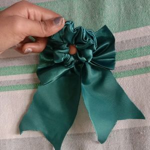 Hair Bow with 2 scrunchies free off cost