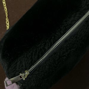 BLACK FUR SLING BAG