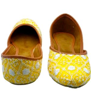 Yellow Color Jutti