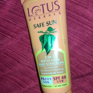 LOTUS HERBALS (SAFE SUN) MATTE SUNSCREEN