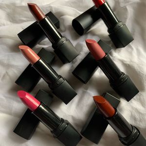 Neyah Combo Lipstick With Nailpolishes