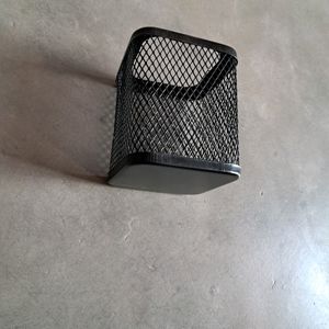 METAL PEN STAND