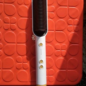 Hair straightener With A Small Comb