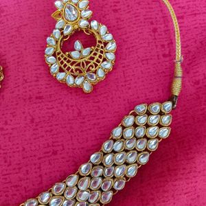 Beautiful Kundan Necklace With Mangtika