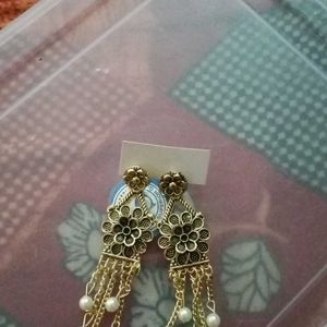 1 Set Earrings 300 Coins