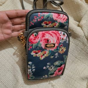 Brand New Floral Sling Bag✨by Flaunt It