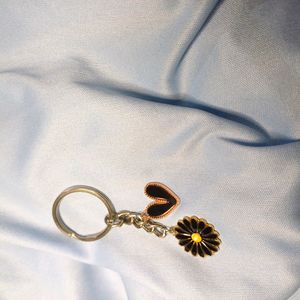 Aesthetic Daisy Black Keychain  🖤 ✨️