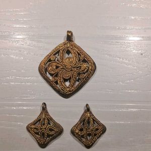 Pendent Set