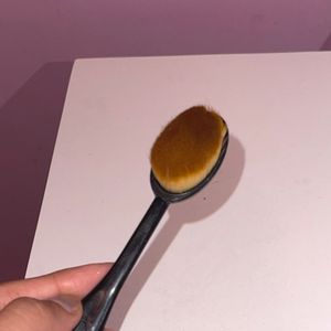 CONCEALER AND CONTOUR BRUSH