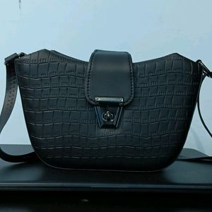 NEW Black Slingbag Stylish Trendy Bag