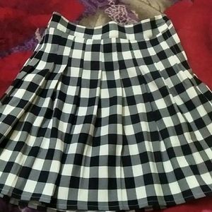 Plated Skirt White And Navy Blue Checks