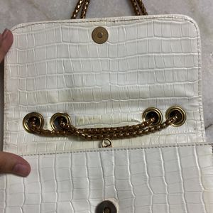 WHITE HANDHELD BAG