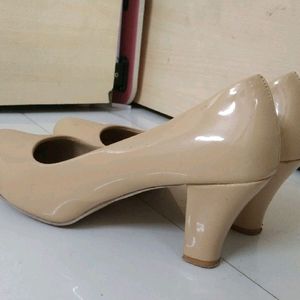 Nude Pumps/Heels