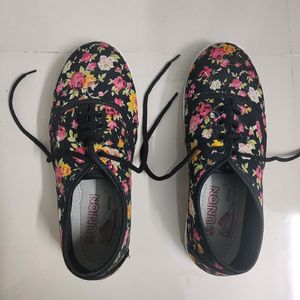 Black Floral Printed Casual Shoes