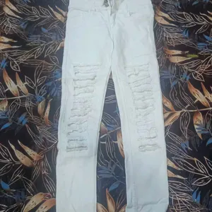 Im Selling A White Damaged Stylish Jeans