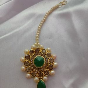 Necklace set in Green and Gold