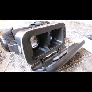 Irusu Play VR Headset with Adjustable headphones,t