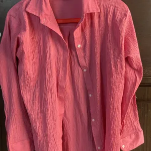 pink shirt