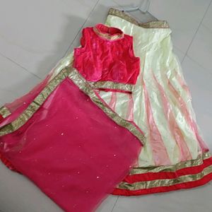 LEHNGA AND CHOLI WITH HEAVY DUPATTA 🤩fits S to M (Negotiable)