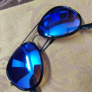 This is Sunglasses For Woman N Man Woth Ware