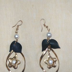 Gorgeous Black And Golden Ear Ring